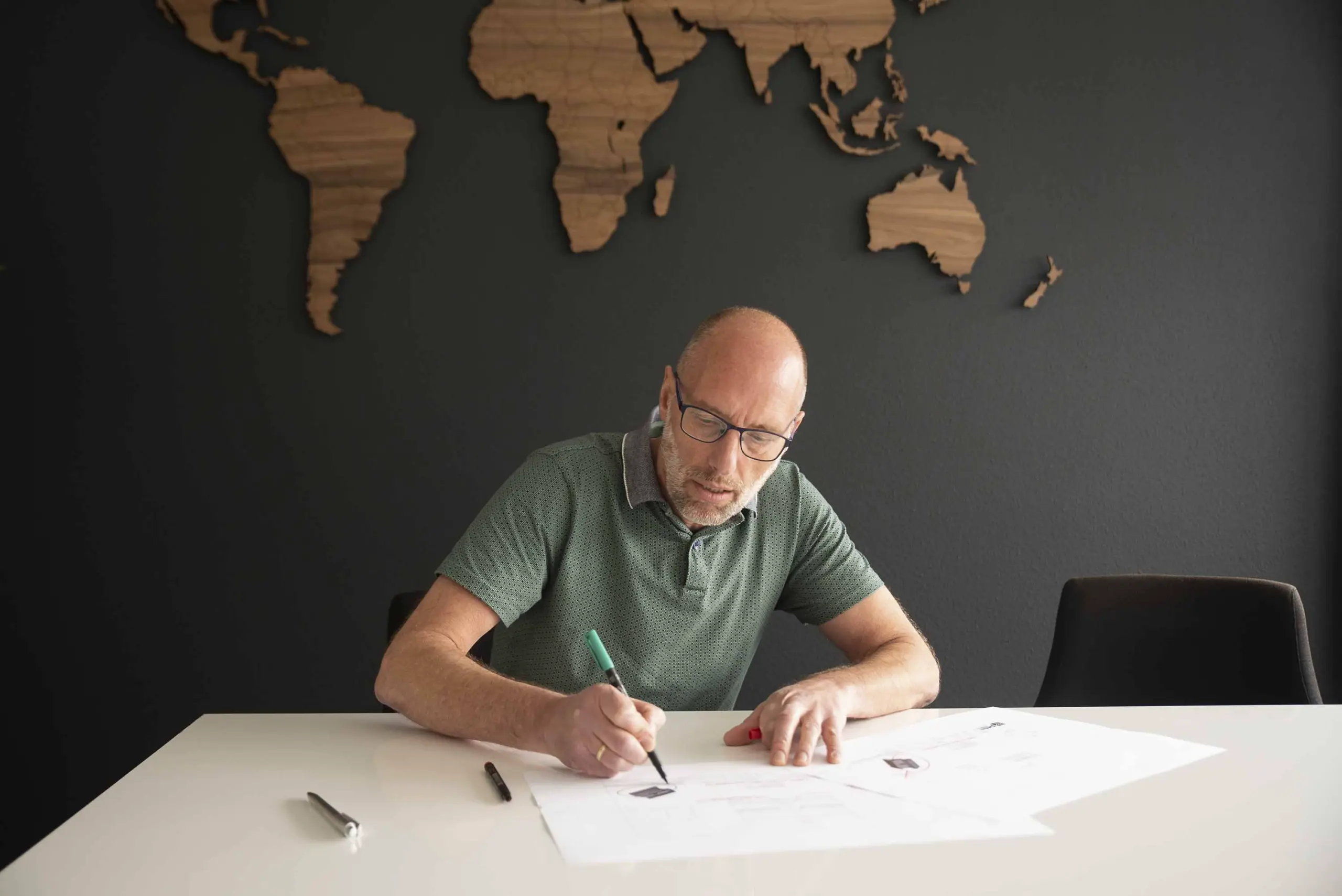 Henk van den Berg achter de tekentafel voor het ontwerpen van aluminium profielen